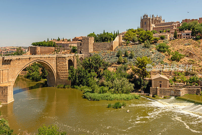 托莱多,西班牙。阿尔卡扎尔和阿尔坎塔拉桥(Puente de Alcantara)是托莱多的一座拱桥，横跨塔古斯河。